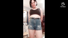 Leopard doggy productions: Travesti tirando a roupa sedutoramente.