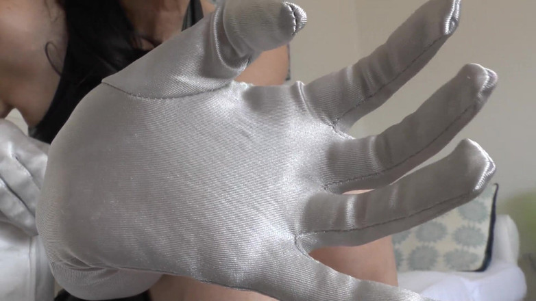 Lady Victoria Valente: ถุงมือผ้าซาตินสีเงินยาวทําให้คุณเงี่ยนมาก - Lady Victoria Valente