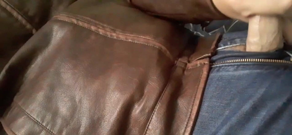 Rusty Sunnybrook: Edge และน้ําแตกบนเสื้อหนังสีน้ําตาลใหม่