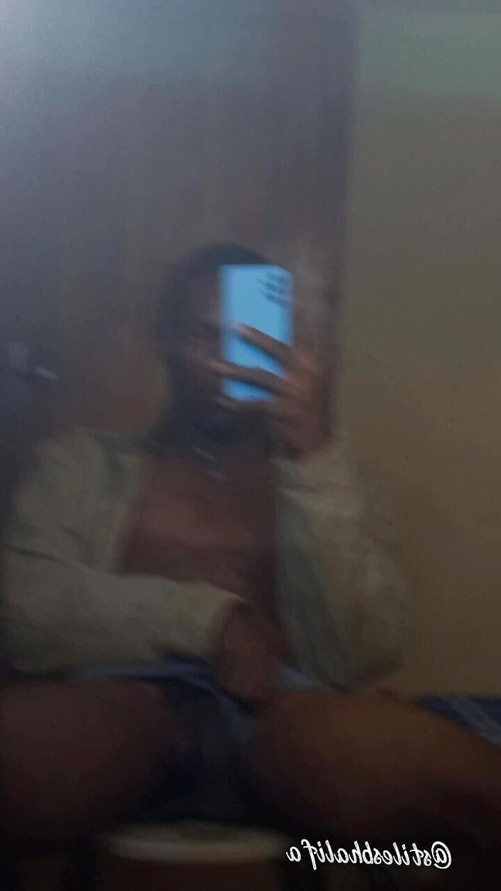 Stilesbhalifa1: 私の黒檀イケメンルームメイトとの真夜中のランデブーズ