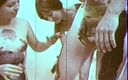 Vintage megastore: Drei retro-hippie-mädchen ficken einen muskelmann