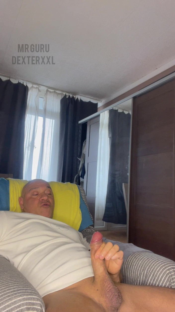 Mr. Guru: Bodybuilder wichst, Herr guru, wichst