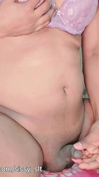 Kafese bağlı kadın kılıklı transeksüel dildoyla sikişiyor ve anal orgazm oluyor