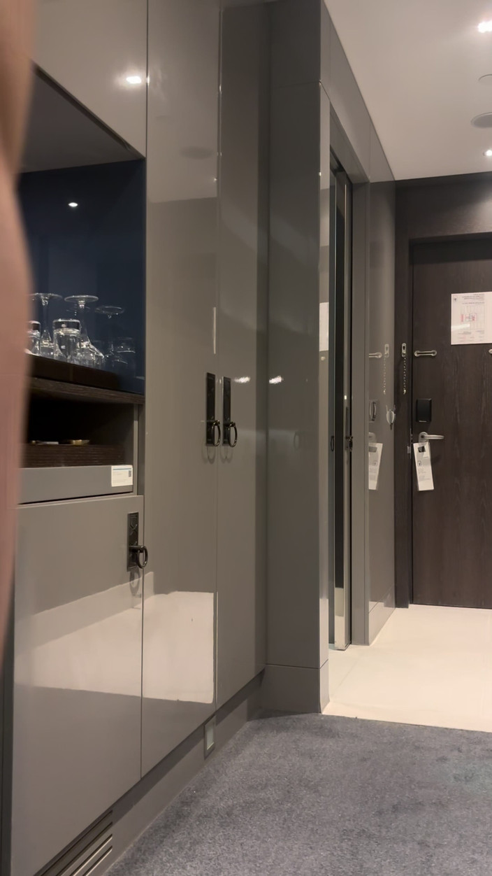 cd_aysemmm: ホテルの従業員に裸で挨拶した