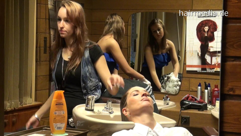 Hairsalon: MILF Nicole Salon Washing Hair