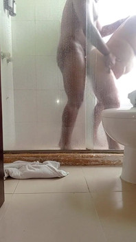 Fodendo uma madrasta milf no banheiro do hotel