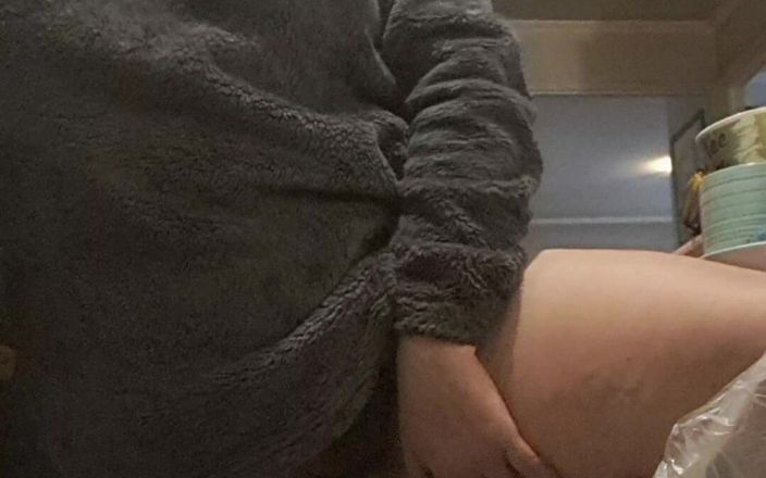 Mommy big hairy pussy: Matrigna senza mutandine nella cucina calda