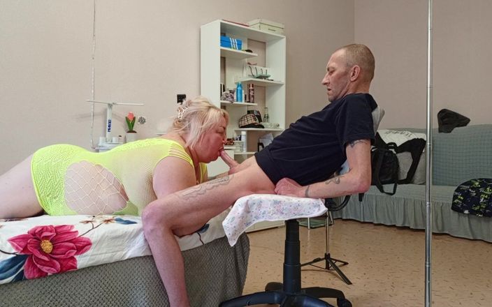 Zona901: En vän suger av en stor portion het sperma från...