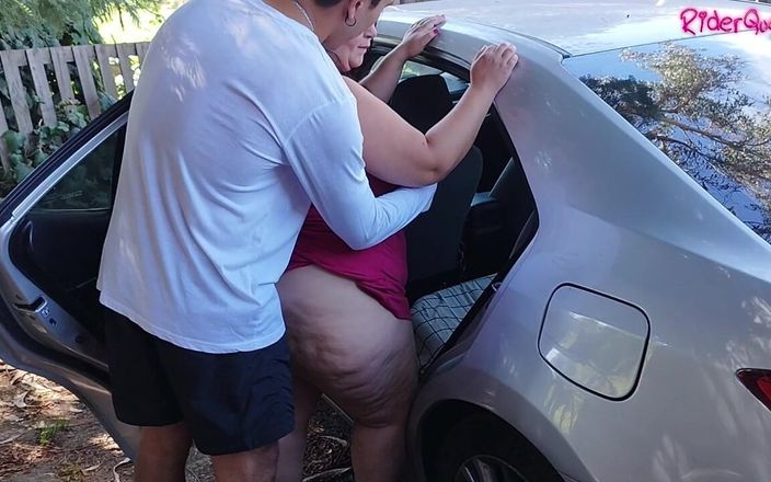 Mommy's fantasies: Трогает задницу - толстую зрелую женщину трахнул в машине молодой гость ее пасынка