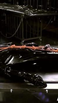 Legato in bondage è usato come bagno umano parte 1