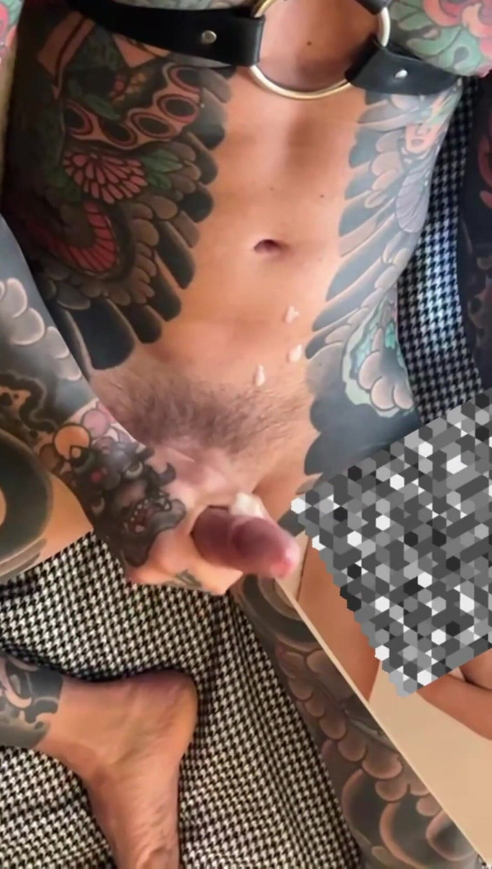 Juan Lucho Gay: ハーネスをつけた少年が自慰行為をしている