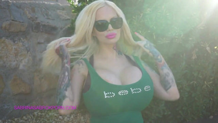 Sabrina Sabrok: 新しいプラスチック製の大きな唇