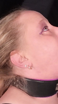 Goth emo-meisje in haar gezicht geneukt en sperma van gelukkige buren slikken