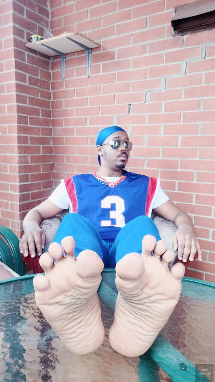 Soft Soleman: Vrtím a scrunchuji své mužské nohy (2025)