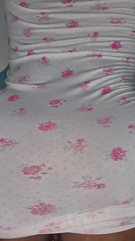 Estaba descansando y el vecino viene a ponerme su gran polla y dejar todo el semen en mi vagina