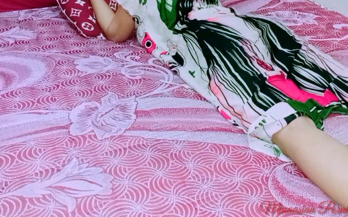 Wulan indah: La bella ragazza è sola nella sua stanza e poi viene...