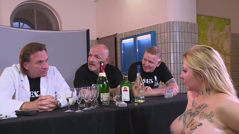 Deutschland porn: Il dottore sbatte una milf bionda dai grossi seni