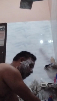 พ่อเลี้ยงอาบน้ำเปลือยกาย
