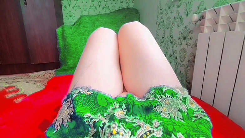 Kitty_Cross: Прекрасна фембоя попиває сік зі смугастої соломи