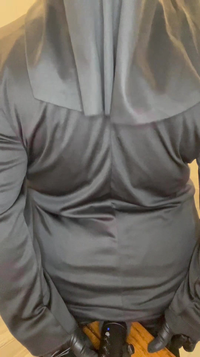 Anye Meshell: Een non met grote reet zondigt met een Asmr Mic!