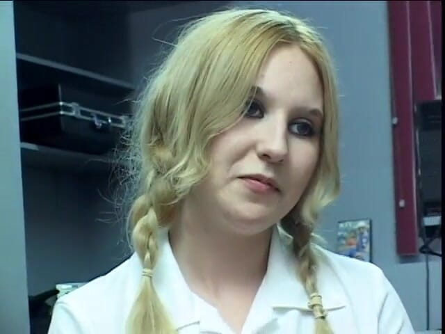 First Black Sexperience: 大学の制服でおさげ髪の金髪は、彼女の吊るされた黒のスタッドで肛門を行います
