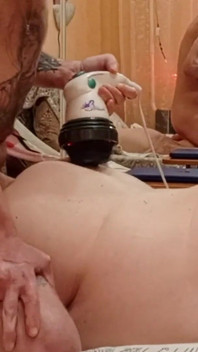 Ich mache für meine stiefmutter eine rückenmassage und gleichzeitig ficke ich sie, sie füllt ihre muschi mit sperma
