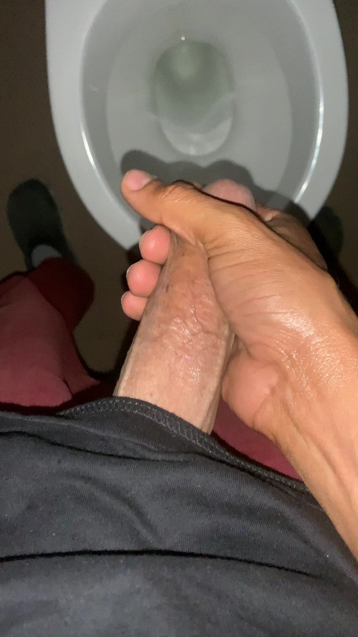 Preek Fans: İş tuvaleti lavabosnda mastürbasyon yapıyor