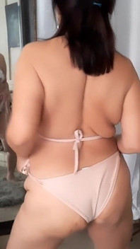 Bikiny Striptýz. Moje bikiny jsou příliš malé!