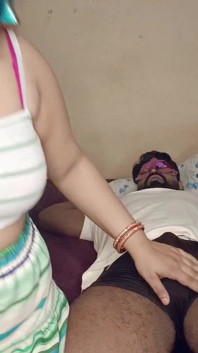 Avant la nuit de noces, une bhabhi donne une formation à son beau-frère pour qu’il parte