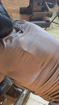 Une femme sexy s’enfile un gode pendant que deux amis jouissent sur son gode