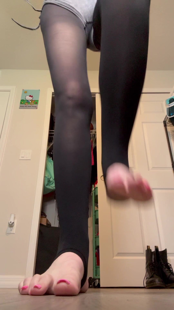 Peppermint Giantess: Pisoteando duro descalzo en estribos de tamaño 16 pies