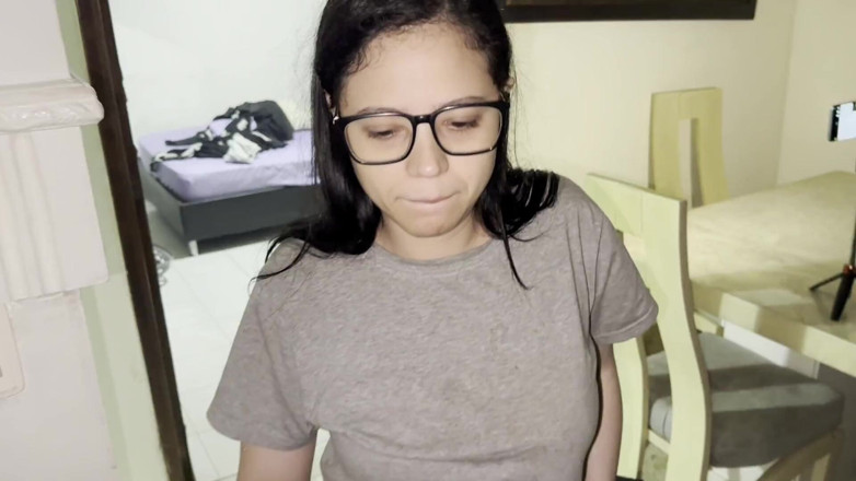 Crisanto999: ลูกพี่ลูกน้องเลี้ยงเริ่มดูดควย แล้วยังเลียรูตูดเธอที่บ้าน
