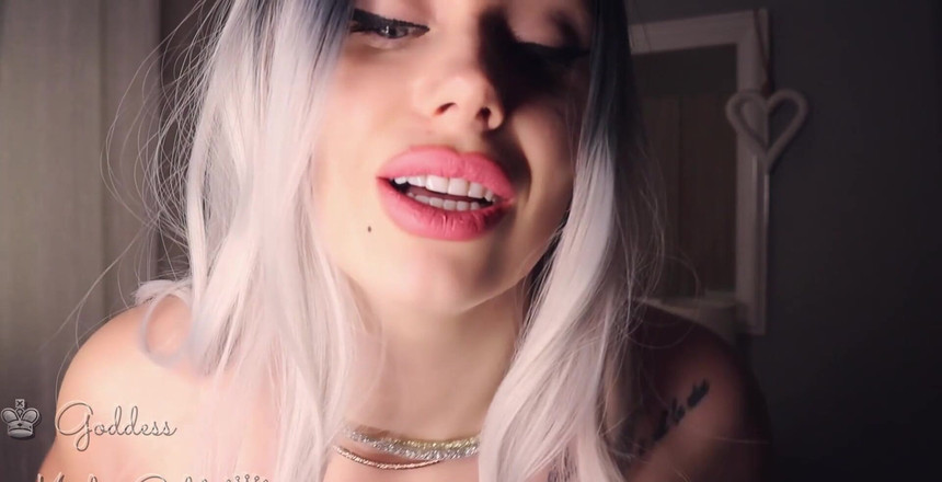 Goddess Misha Goldy: Я знаю, что ты просто обожаешь мои красивые губы. Ты очаровывается ими. Посмотри на них, поклоняйся им