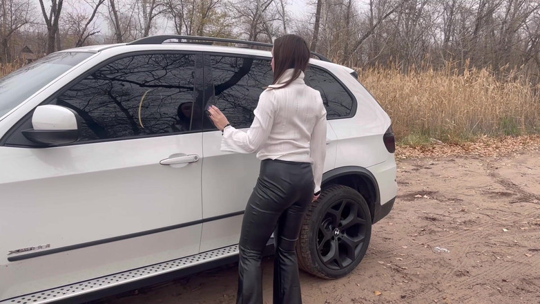 Hottie goddess: Laktační zápletka v rozkazu maminky v autě