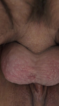 Primo piano come il suo bagno di 19 cm nel suo buco con molto piacere e sensazione
