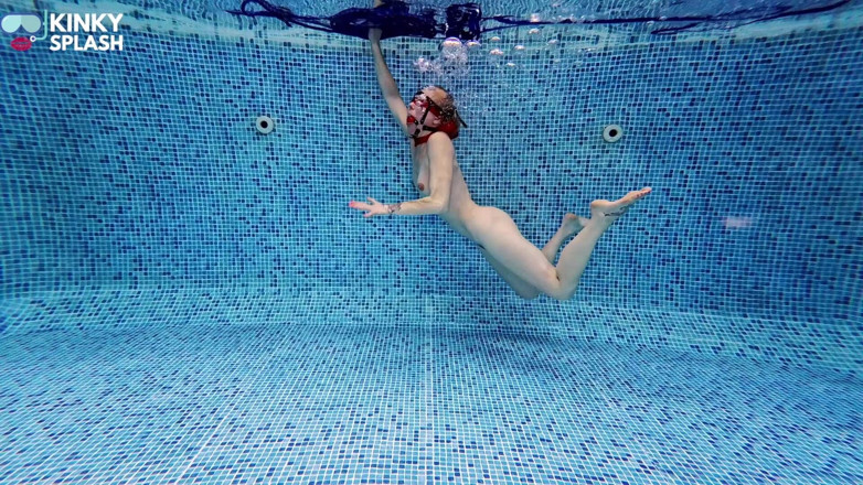 UKCuteGirl Lucy Lauren: Podvodní podání Ball Gag &amp; Prey se zavázanýma očima