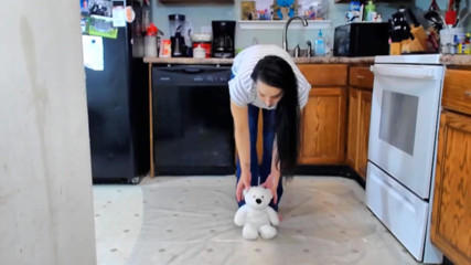 Femdom Austria: Ze pist op haar teddybeer