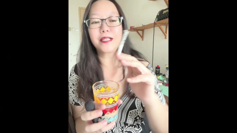 Smoking Asian: ダークサイド・スモーキング・アジアン:3本のタバコを吸い、コーヒーに灰を飲み込む