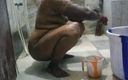 Benita sweety: Mucama india tamil bañándose delante de propietario