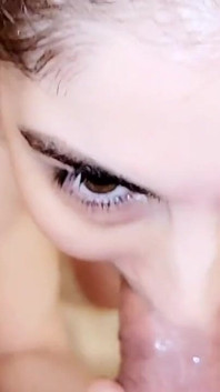 Pití moči a sání ptáka ve sprše