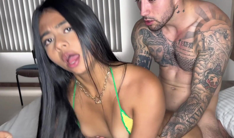 Sofioficial: 大きなお尻のラティーナが3つの大きなチンコと遊ぶ
