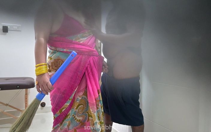 savithabhabhi: インド人のメイドがホテルの部屋を掃除しているときに体を触られた