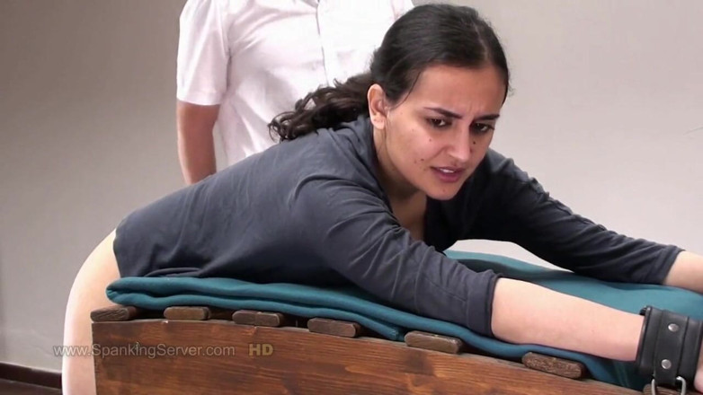 Spanking Server: Yasmeena fouettée en prison
