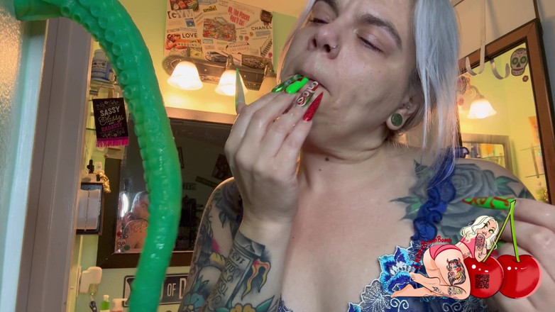 CherryBombBomb: मेरे नए लंबे कामुक खिलौने के साथ गले में बकरी प्रशिक्षण