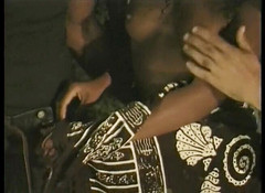 Analiscius: Czarno-białe w jej dziurach