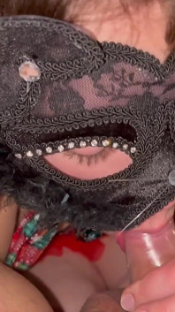 Une petite elfe sexy me fait boire mon propre sperme dans le préservatif