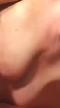 बड़े स्तनों और सुनहरे बालों वाली milf(चोदने लायक मम्मी) उंगलियों से चूत में बेतहाशा टपकती है