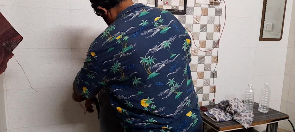 unwelcomeland: ภาพนี้มี Tw ในบ้านชายคนนั้นอยู่ทางซ้ายสวมเสื้อเชิ้ตสีน้ําเงิน