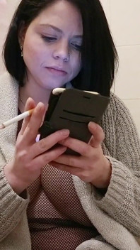 Gravid MILf röker cigarett