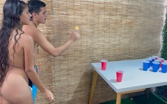 Le gané a mi hermanastra en el juego y terminándola muy duro hasta que le llene el culo de semen.